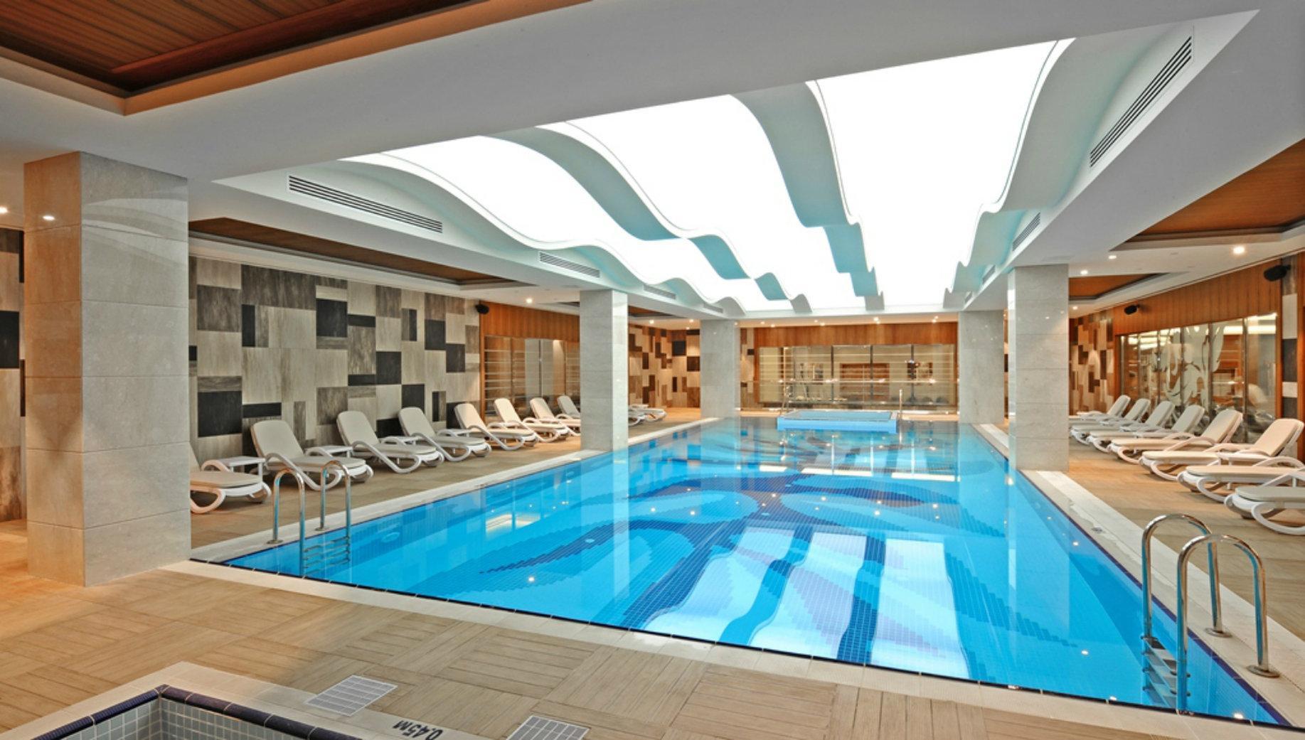 Crowne Plaza Bursa Convention Center & Thermal Spa By Ihg Eksteriør bilde The swimming pool at the hotel