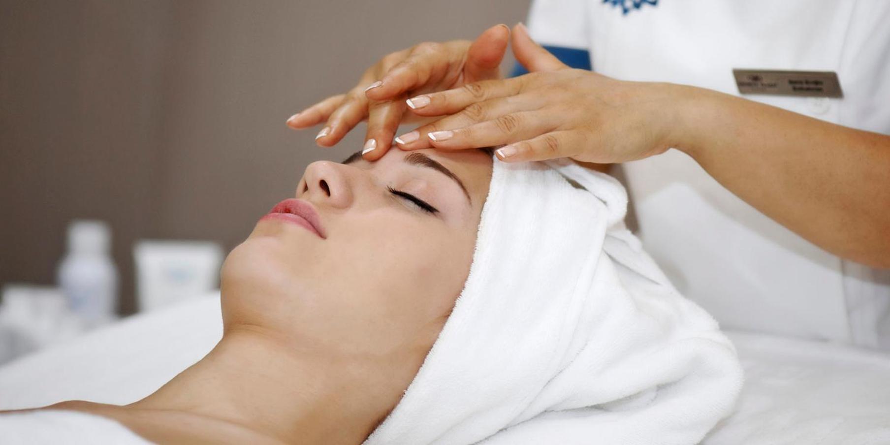 Crowne Plaza Bursa Convention Center & Thermal Spa By Ihg Eksteriør bilde A woman receiving a facial
